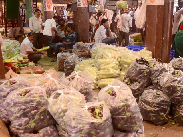 Traders wait for customers at APMC market in Navi Mumbai on Monday. (Bachchan Kumar) Traders wait for customers at APMC market in Navi Mumbai on Monday. (Bachchan Kumar)