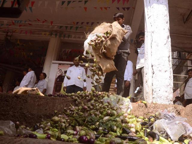 Prices of vegetables witnessed dipped by 20% a day after Prime Minister Narendra Modi scrapped Rs500 and Rs1,000 notes, in a bid to curb black money. (Bachchan Kumar) Prices of vegetables witnessed dipped by 20% a day after Prime Minister Narendra Modi scrapped Rs500 and Rs1,000 notes, in a bid to curb black money. (Bachchan Kumar)