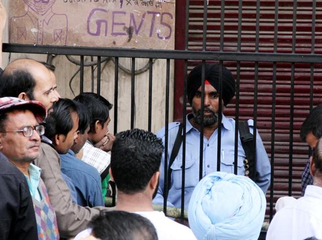 A security guard at a bank in Ludhiana on Wednesday(JS Grewal/HT Photo) A security guard at a bank in Ludhiana on Wednesday(JS Grewal/HT Photo)