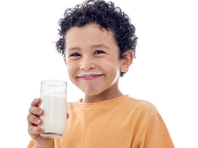 In the study, children who drank whole milk (containing 3.25% fat content) had a body mass index (BMI) score of 0.72 units lower than those who drank one or two per cent low-fat milk.(Shutterstock)