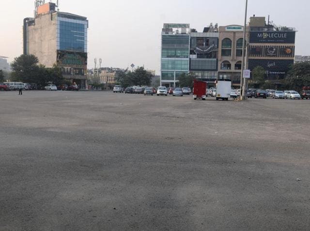 Vehicle owners claimed that parking lot operators often don’t even have change for Rs. 100.(Parveen Kumar/HT Photo) Vehicle owners claimed that parking lot operators often don’t even have change for Rs. 100.(Parveen Kumar/HT Photo)
