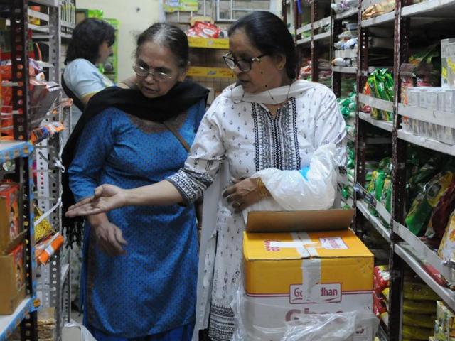 Residents said they are buying non-perishable items in bulk from stores such as those of Kendriya Bhandar, in order to exhaust demonetised currency.(Parveen Kumar/HT Photo) Residents said they are buying non-perishable items in bulk from stores such as those of Kendriya Bhandar, in order to exhaust demonetised currency.(Parveen Kumar/HT Photo)