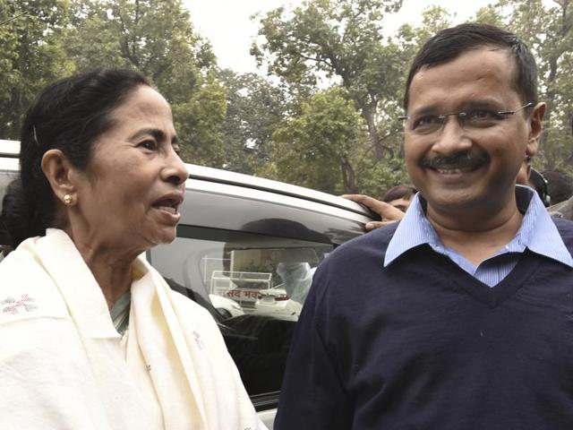 West Bengal chief minister Mamata Banerjee with her Delhi counterpart Arvind Kejriwal at Parliament House in New Delhi.(HT File Photo)