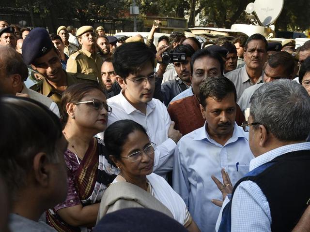 Some RBI officials spoke to Kejriwal and Banerjee when they were camping outside the bank. (Vipin Kumar/HT PHOTO) Some RBI officials spoke to Kejriwal and Banerjee when they were camping outside the bank. (Vipin Kumar/HT PHOTO)