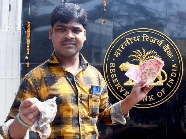 A man after exchanging old currency notes with the new ones at the Reserve Bank of India in Bengaluru on Wednesday.(PTI)