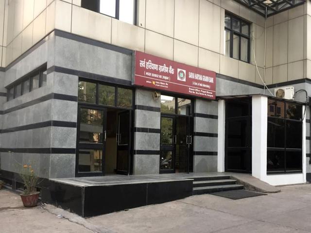 The branch of the Sarva Haryana Gramin Bank in Sector 44 has no queues as the bank has run out of cash. (Parveen Kumar/HT Photo) The branch of the Sarva Haryana Gramin Bank in Sector 44 has no queues as the bank has run out of cash. (Parveen Kumar/HT Photo)