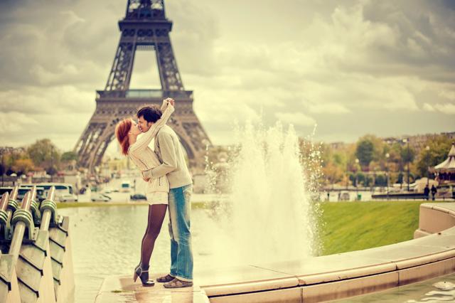 Kissing at Paris’ iconic Eiffel Tower is an experience every lover would want to live. (Shutterstock)