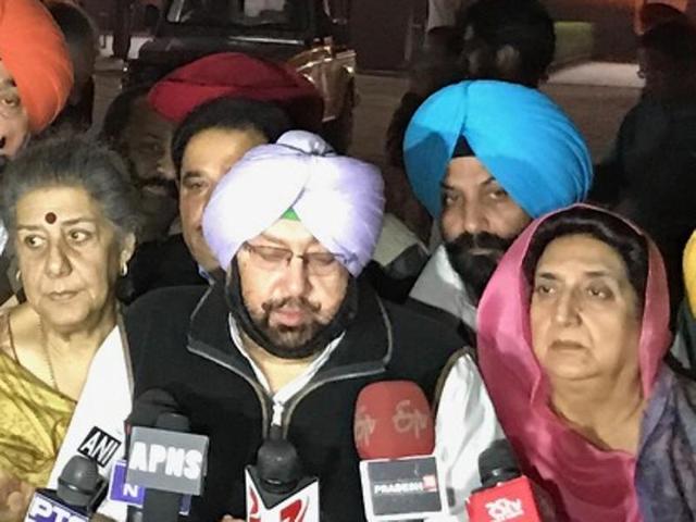 Punjab Congress chief Capt Amarinder Singh with Rajya Sabha member Ambika Soni, former chief minister Rajinder Kaur Bhattal and others outside Rashtrapati Bhawan in New Delhi. (HT Photo) Punjab Congress chief Capt Amarinder Singh with Rajya Sabha member Ambika Soni, former chief minister Rajinder Kaur Bhattal and others outside Rashtrapati Bhawan in New Delhi. (HT Photo)