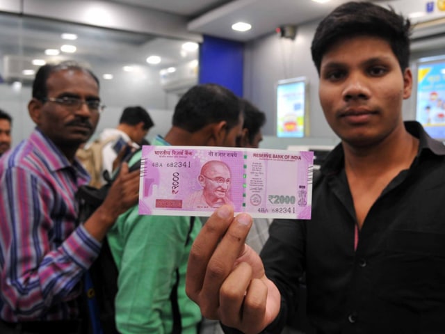 Many State Bank of India ATMs in Indore are now dispensing only Rs 2,000 notes.(Shankar Mourya/HT photo)