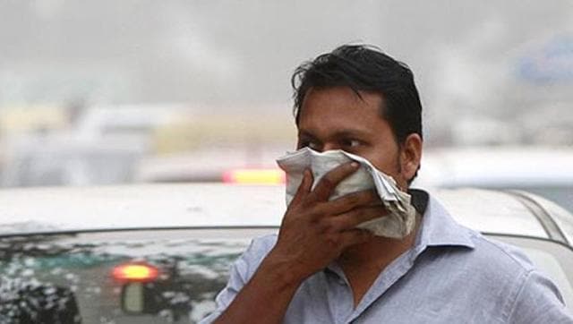 The System of Air Quality Weather Forecasting and Research (SAFAR) recorded 299 on the pollutant measuring air quality index (AQI) during the day, and 286 by evening, both falling under the ‘poor’ category.(HT file photo)