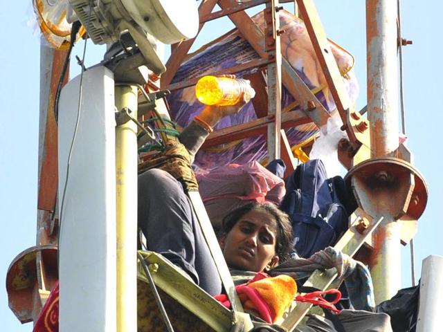 Protestors climb mobile tower demanding jobs from Punjab Government in Sector 3,Chandigarh on Thursday.(Keshav Singh/Ht Photo)