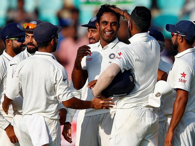 Jayant Yadav (third left) celebrates with teammates after dismissing Moeen Ali.(AP)