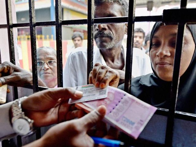 Grocers have seen a steep decline in their sales, since the government decided to demonetise ₹500 and ₹1000 currency notes (Prabhakar Sharma) Grocers have seen a steep decline in their sales, since the government decided to demonetise ₹500 and ₹1000 currency notes (Prabhakar Sharma)
