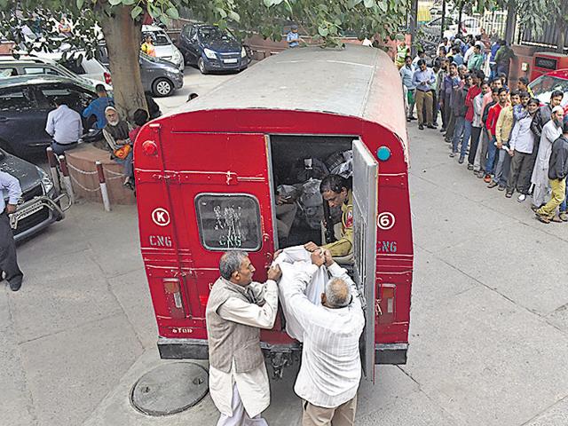 Residents queue up outside post office at Patel Chowk to rxchange old notes. (Saumya Khandelwal/HT Photo) Residents queue up outside post office at Patel Chowk to rxchange old notes. (Saumya Khandelwal/HT Photo)