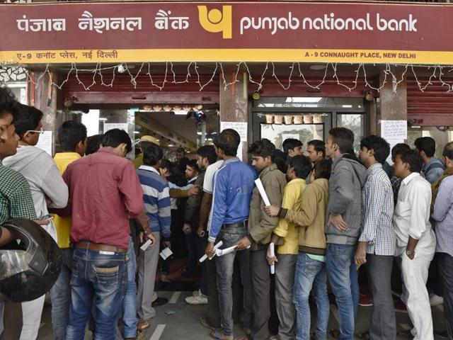 Long queues outside a bank at Connaught Place in New Delhi on Friday.(Saumya Khandelwal/HT PHOTO)