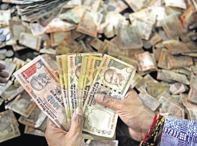 As there is time till December-end to exchange notes, vendors and shopkeepers are accepting the scrapped notes for advance booking of commodities(Sunil Ghosh/HT Photo)