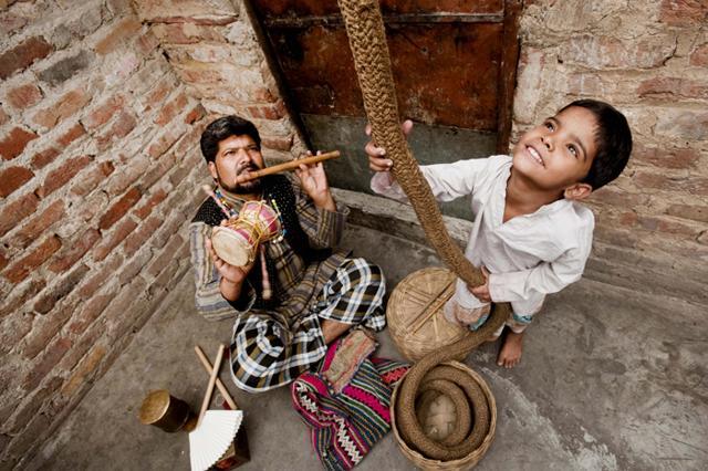 Ishamuddin Khan (left), with his son Aman, practices a rope trick at his home in Kathputli Colony. (Simon De Trey-White ) Ishamuddin Khan (left), with his son Aman, practices a rope trick at his home in Kathputli Colony. (Simon De Trey-White )