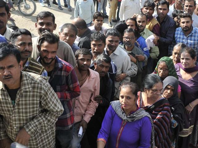 People waiting for their turn outside the bank in Ludhiana on Thursday.(Gurminder Singh/HT) People waiting for their turn outside the bank in Ludhiana on Thursday.(Gurminder Singh/HT)