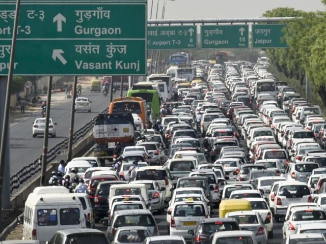 Traffic was disrupted on the Delhi-Gurugram stretch of the busy Delhi-Jaipur-Mumbai National Highway-8 after a vehicle caught fire on Friday.(HT File Photo)