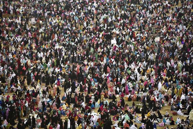 Muslim women gathered in large numbers at Azad Maidan during the annual Sunni Iljetma in Mumbai, on Friday.(Arijit Sen) Muslim women gathered in large numbers at Azad Maidan during the annual Sunni Iljetma in Mumbai, on Friday.(Arijit Sen)