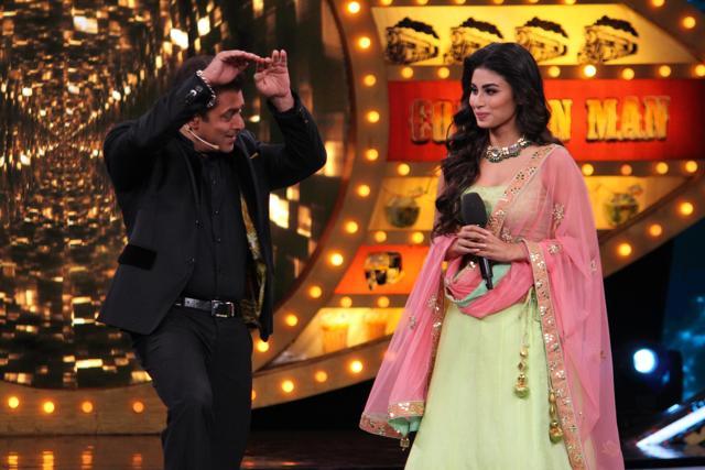 Salman Khan does the naagin dance with Mouni Roy. (COLORS)