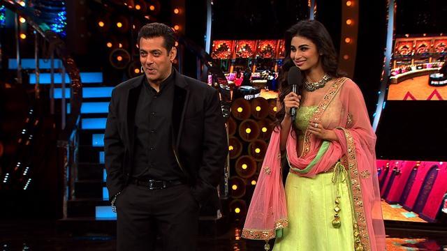 Salman and Mouni laugh at Swami Om’s antics. (COLORS)