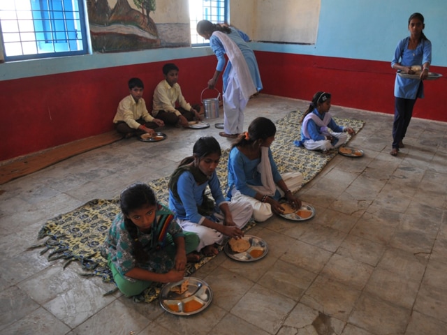School kids eat chapati and dal with salt in Mahudiya Dev village school in Agar. (Shankar Mourya/HT) School kids eat chapati and dal with salt in Mahudiya Dev village school in Agar. (Shankar Mourya/HT)