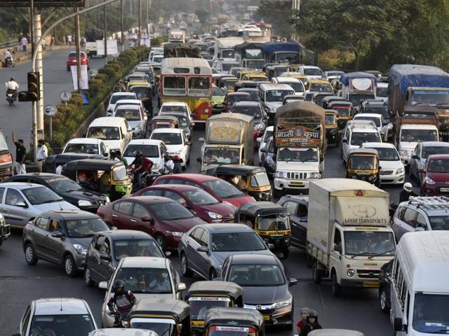 Traffic came to a standstill at Bandra as additional vehicle movement towards Bandra-Kurla Complex (BKC) clogged roads on Saturday. (Kunal Patil/ Hindustan Times) Traffic came to a standstill at Bandra as additional vehicle movement towards Bandra-Kurla Complex (BKC) clogged roads on Saturday. (Kunal Patil/ Hindustan Times)