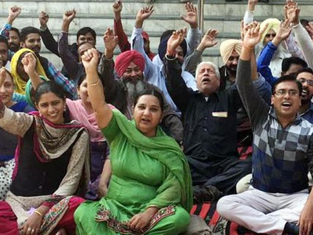 Bathinda Central Cooperative Bank employees protesting in Bathinda on Friday.(Sanjeev Kumar/HT)