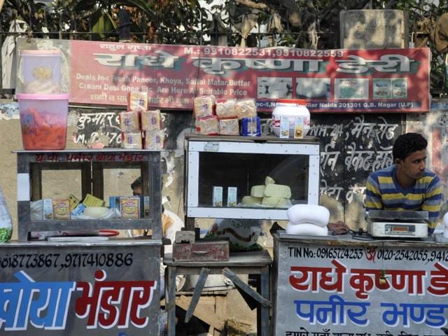 Vendors such as those running roadside eateries are now demanding cash payment for small purchases as their cash resource has dried up.(Salman Ali/HT Photo)