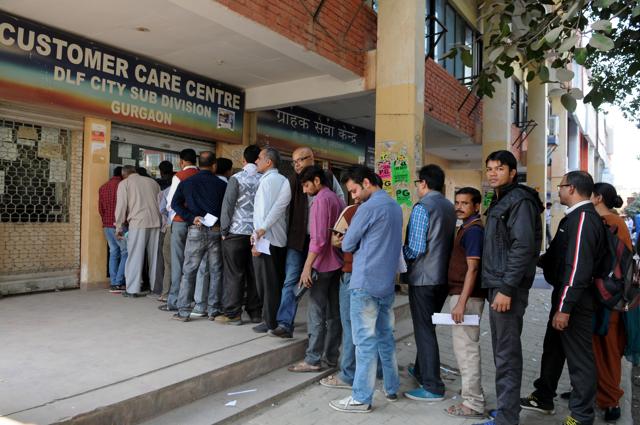 Consumers queue up to pay their bills at the costumer care centre in Sector 31 on Friday.(Parveen Kumar/HT Photo)