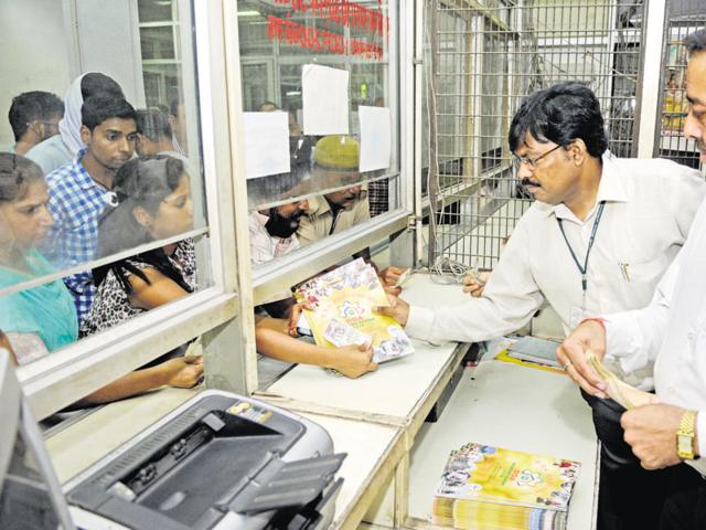 File photo of people buying DDA housing scheme forms. This year, the DDA has offered 13,000 flats under the new scheme that was finalised on Friday.(Hindustan Times) File photo of people buying DDA housing scheme forms. This year, the DDA has offered 13,000 flats under the new scheme that was finalised on Friday.(Hindustan Times)