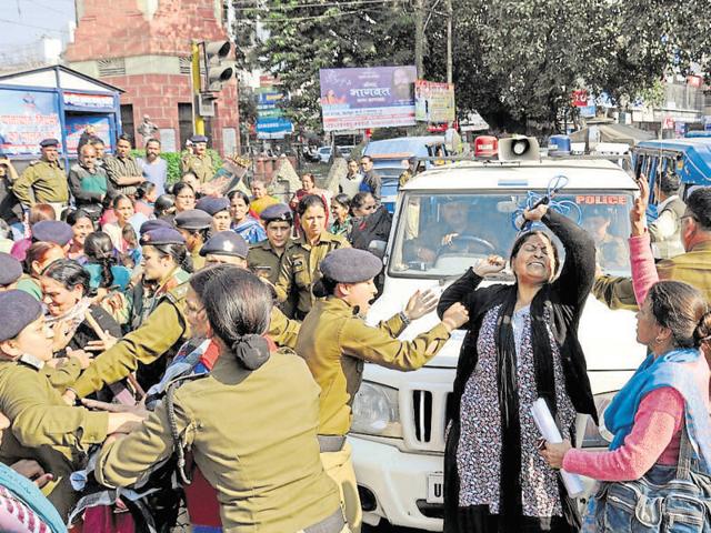 Members of Mahila Manch stage a demonstration demanding Gairsain as Uttarakhand’s permanent capital.(Vinay Santosh Kumar/HT Photo) Members of Mahila Manch stage a demonstration demanding Gairsain as Uttarakhand’s permanent capital.(Vinay Santosh Kumar/HT Photo)