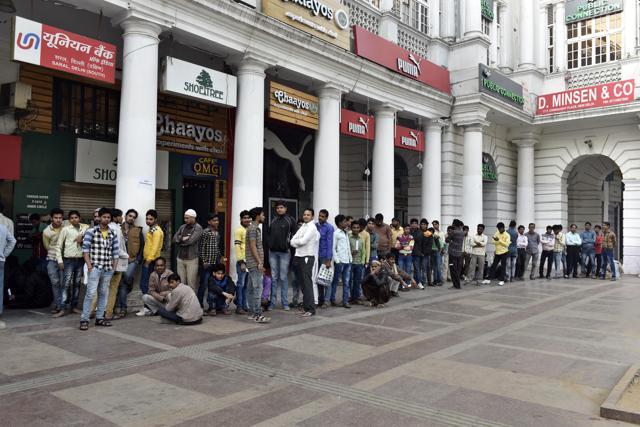 Early to rise (8.30am): The queue at the bank beat CP’s shopper rush. (Saumya Khandelwal/HT Photo) Early to rise (8.30am): The queue at the bank beat CP’s shopper rush. (Saumya Khandelwal/HT Photo)