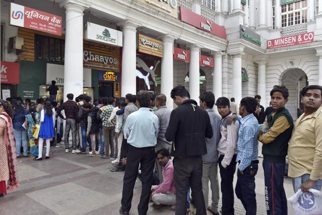 Waiting for Godot (11.30am): Rush mounted and the waiting continued. (Saumya Khandelwal/HT Photo) Waiting for Godot (11.30am): Rush mounted and the waiting continued. (Saumya Khandelwal/HT Photo)