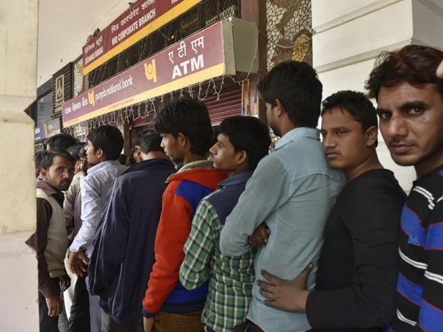 Long queues outside a bank at Connaught Place in New Delhi on Friday.(Saumya Khandelwal/HT PHOTO) Long queues outside a bank at Connaught Place in New Delhi on Friday.(Saumya Khandelwal/HT PHOTO)