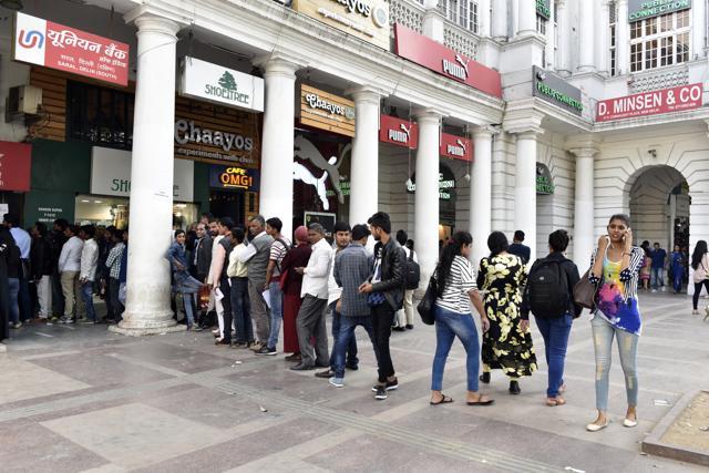 Easing up (2.30pm): The rush finally eased in the afternoon. (Saumya Khandelwal/HT Photo) Easing up (2.30pm): The rush finally eased in the afternoon. (Saumya Khandelwal/HT Photo)