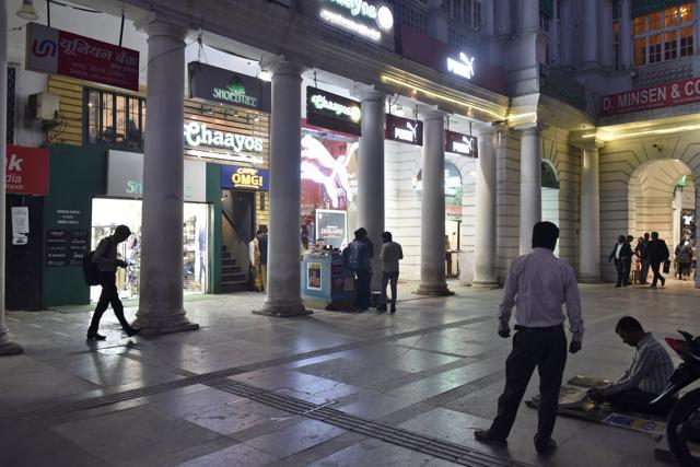 Finally! (5.30pm): As shutters of banks close, shoppers take over CP’s lanes. (Saumya Khandelwal/HT Photo) Finally! (5.30pm): As shutters of banks close, shoppers take over CP’s lanes. (Saumya Khandelwal/HT Photo)