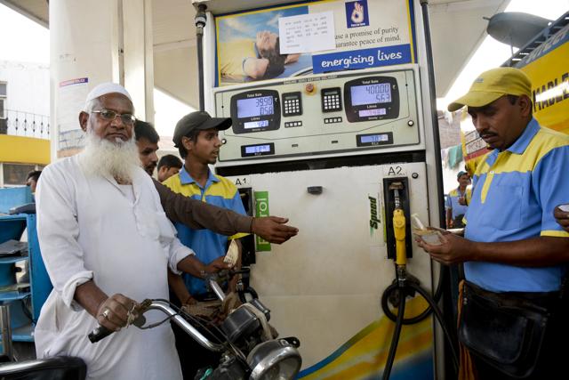 Petrol pump owners said they do not have the resources to distribute cash. (Sakib Ali/HT Phot) Petrol pump owners said they do not have the resources to distribute cash. (Sakib Ali/HT Phot)