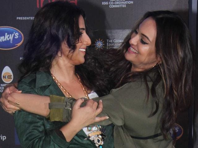 Actor Sonakshi Sinha gives a ‘jaadu ki jhappi’ to fellow actor Vidya Balan at the Global Citizen India concert at BKC in Mumbai on Saturday. (Pramod Thakur/HT PHOTO) 