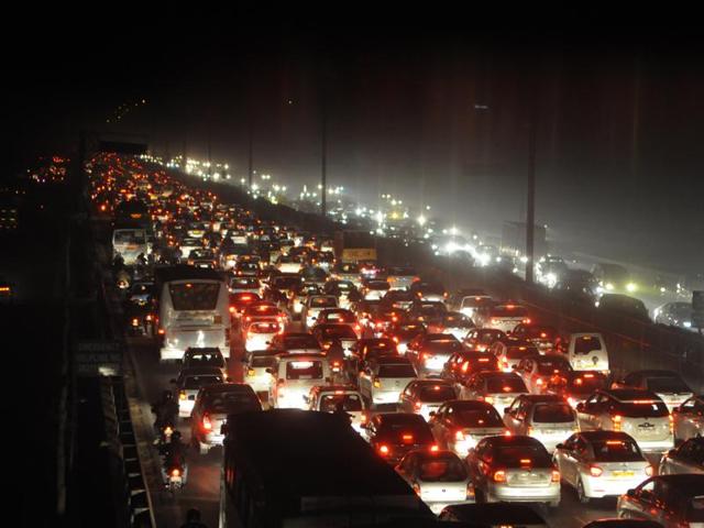 Jam on Delhi-Gurgaon expressway between Iffco Chowk and Sirhaul toll plaza as commercial vehicles halt to load passengers near exit 18.(Parveen Kumar/HT Photo)) Jam on Delhi-Gurgaon expressway between Iffco Chowk and Sirhaul toll plaza as commercial vehicles halt to load passengers near exit 18.(Parveen Kumar/HT Photo))