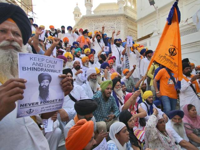 File photo of Sikh radical activist shouting pro-Khalistan slogans on the 32nd anniversary of Operation Bluestar at the Akal Takht in Golden Temple, Amritsar, on June 6, 2016.(HT Photo)