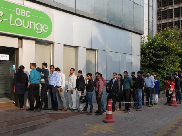 The chaos at ATMs and banks was less on Friday compared to the last few days. (Parveen Kumar/HT Photo) The chaos at ATMs and banks was less on Friday compared to the last few days. (Parveen Kumar/HT Photo)
