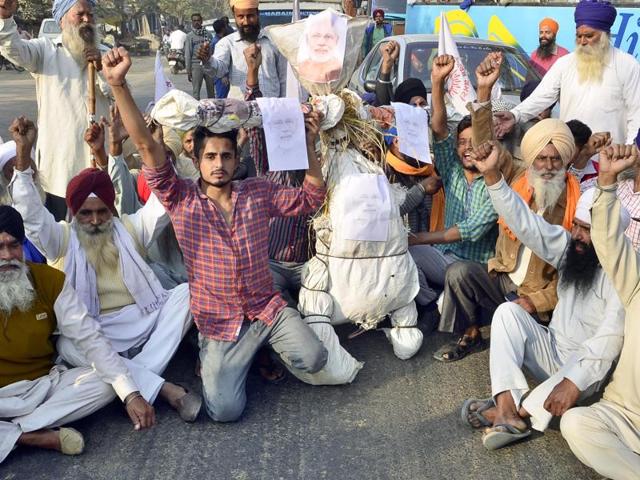 Agitated members of Kisan Sangharsh Committee protesting against PM Modi’s demonetisation announcement in Chabha village near Amritsar on Friday.(Sameer Sehgal/HT)