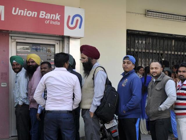People queued up outside an ATM in Ludhiana on Friday.(Gurminder Singh/HT) People queued up outside an ATM in Ludhiana on Friday.(Gurminder Singh/HT)