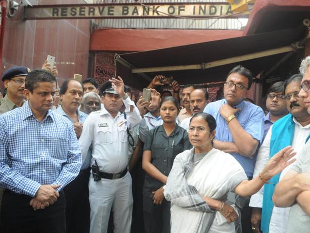 Chief minister Mamata Banerjee visits the RBI office in Kolkata on Saturday. (HT Photo) Chief minister Mamata Banerjee visits the RBI office in Kolkata on Saturday. (HT Photo)