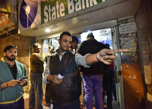 Reshu Aggarwal outside an ATM in Govindpuri on Friday (Sanjeev Verma/HT Photo) Reshu Aggarwal outside an ATM in Govindpuri on Friday (Sanjeev Verma/HT Photo)
