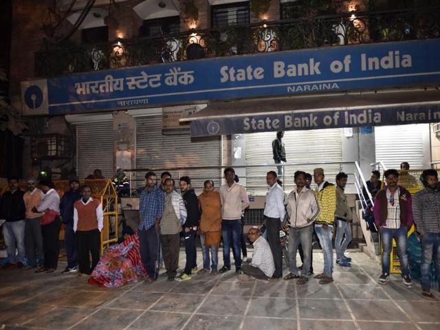 People queue up outside a bank in New Delhi. (Sanjeev Verma/HT Photo) People queue up outside a bank in New Delhi. (Sanjeev Verma/HT Photo)