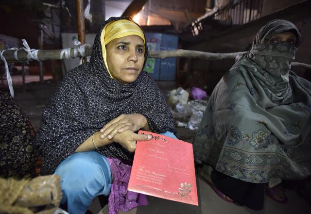 Shama (in burqa), says she is forced to feed her two daughters, both suffering from chikungunya, water and stale biscuits since she has old notes only. (Sanjeev Verma/HT Photo) Shama (in burqa), says she is forced to feed her two daughters, both suffering from chikungunya, water and stale biscuits since she has old notes only. (Sanjeev Verma/HT Photo)