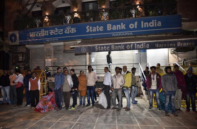 People waiting outside a bank in Naraina (Sanjeev Verma/HT Photo) People waiting outside a bank in Naraina (Sanjeev Verma/HT Photo)